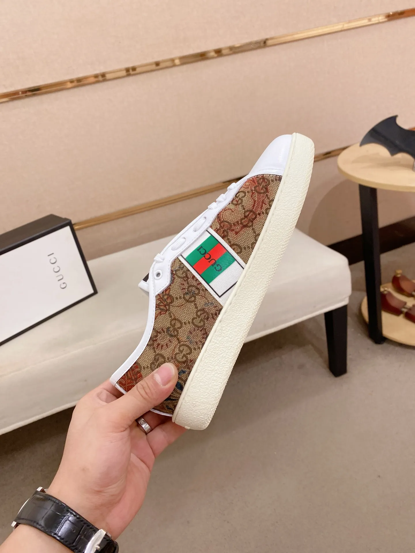 Factory price: 400💰 (GUCCI) The latest model from the official website 🎁🎁Casual and fashionable men's shoes👟, hot style 💥The version is simple and elegant, exclusive for trendy men. Unique official website latest brand elements 👑Gucci original decoration, fashionable and generous, the fabric is original cowhide ✅sheepskin lining, the official website specifies wear-resistant casual outsole, the classic model is taken in kind at the counter🎬38-44 (45 is not returned or exchanged)